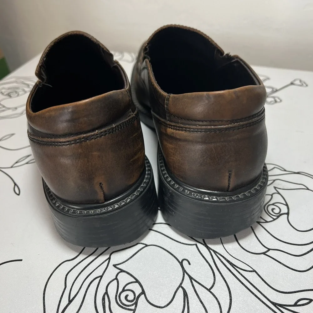 Bass Shoes Men's Distressed Brown Leather Side Stretch Gore Loafers Size 8M